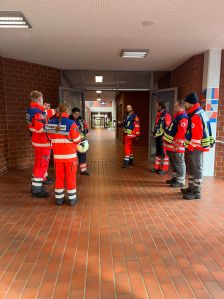 Über 50 Einsatzkräfte üben den Großschadenfalls an der Heinz-Nixdorf Gesamtschule. © Kreis Paderborn